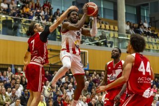 Boris Mbala (au centre) et les Lions ont maîtrisé leur sujet samedi KEYSTONE/SALVATORE DI NOLFI